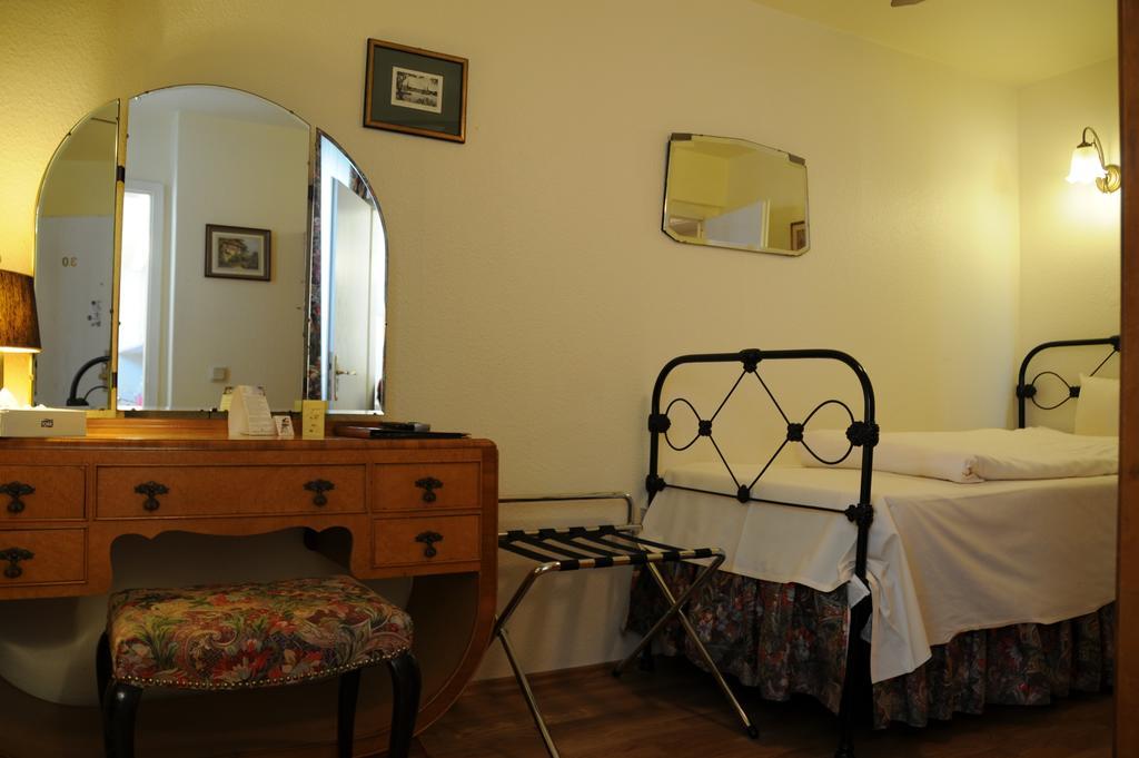 Hotel Admiral Wiesbaden Oda fotoğraf